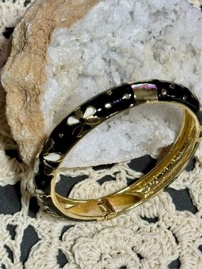 Jiu Long Xing Gold-Tone Black & White Floral Hinged Bangle Bracelet